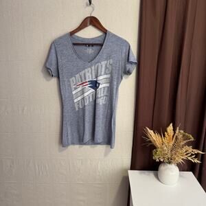 NFL Team Apparel Size L New England Patriots Graphic V-Neck T-Shirt Blue